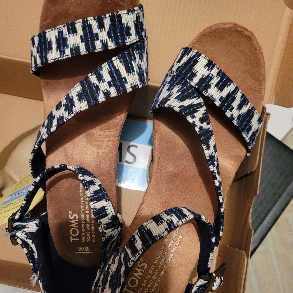 Tom's wedge sandals